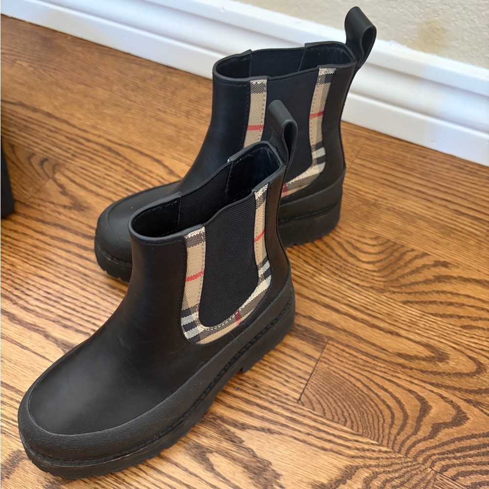 Burberry Girls Leather Black Boots Size 30 (US 12/12.5)